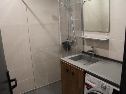 un baño con ducha y lavabo en Studio rénové au cœur de La Clusaz, proche pistes et commerces - FR-1-459-115, en La Clusaz