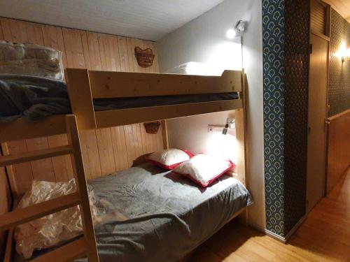 une chambre avec un lit superposé avec une échelle dans l'établissement Charmant 2 pièces ski au pied avec balcon et garage à La Clusaz, proche des pistes et du ski-bus - FR-1-459-169, à La Clusaz