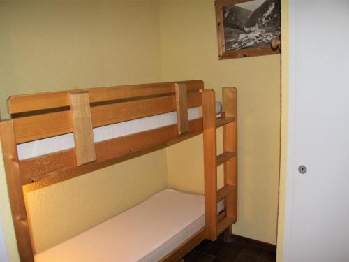 quelques lits superposés dans une chambre dans l'établissement Charmant appartement 2 pièces + 2 coins nuit avec balcon au centre de La Clusaz, pour 4-6 personnes - FR-1-459-175, à La Clusaz