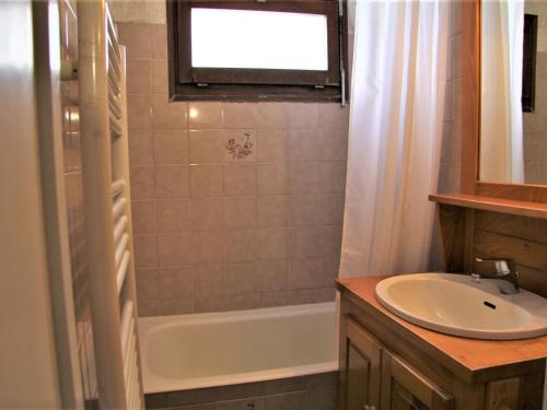 une salle de bain avec un lavabo et une baignoire dans l'établissement Charmant appartement 2 pièces + 2 coins nuit avec balcon au centre de La Clusaz, pour 4-6 personnes - FR-1-459-175, à La Clusaz