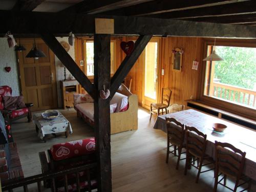 un salon avec une table et une salle à manger dans l'établissement Chalet familial 5 chambres pour 8 personnes à Saint-Jean-de-Sixt - FR-1-459-160, à Saint-Jean-de-Sixt