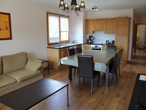 une cuisine et un salon avec une table et des chaises dans l'établissement Appartement 3 chambres avec balcon en centre village, proche La Clusaz et Le Grand Bornand - FR-1-459-161, à Saint-Jean-de-Sixt