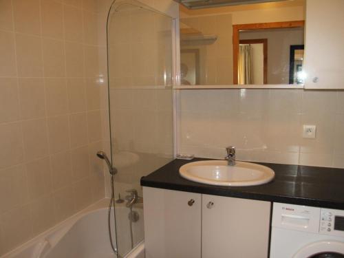 ein Badezimmer mit Waschbecken, Dusche und Badewanne in der Unterkunft Appartement 3 chambres avec balcon en centre village, proche La Clusaz et Le Grand Bornand - FR-1-459-161 in Saint-Jean-de-Sixt