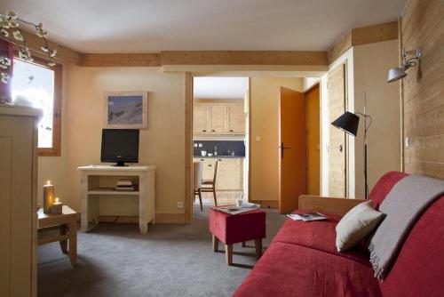 Zimmer mit einem Bett und einem Schreibtisch mit einem TV in der Unterkunft Appartement Belle Plagne in Belle Plagne