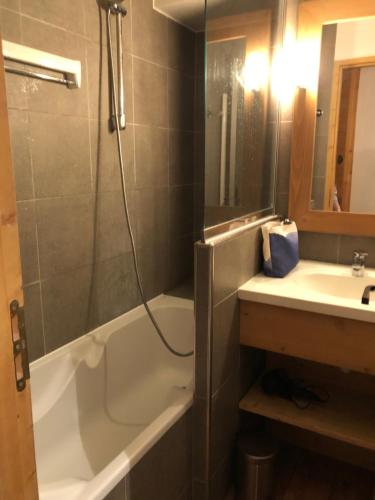 uma casa de banho com uma banheira e um lavatório em Appartement Belle Plagne em Belle Plagne