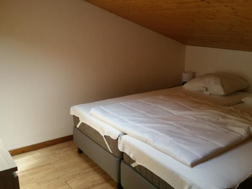 une chambre avec un lit dans une pièce dans l'établissement Duplex 10 personnes avec balcons et garage - La Clusaz centre, proche pistes et commerces - FR-1-459-177, à La Clusaz