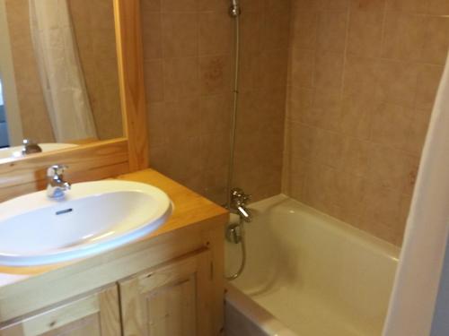 une salle de bain avec un lavabo et une baignoire dans l'établissement Duplex 10 personnes avec balcons et garage - La Clusaz centre, proche pistes et commerces - FR-1-459-177, à La Clusaz