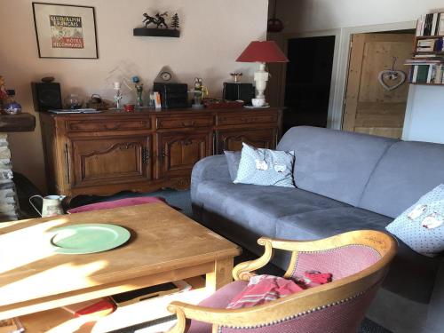 Ruang duduk di Appartement La Clusaz, 4 pièces, 8 personnes - FR-1-459-185