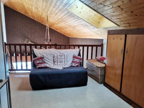 ein Zimmer mit einem Bett mit Kissen darauf in der Unterkunft Duplex ensoleillé et calme, proche des pistes - Parking et casier à skis inclus - FR-1-459-187 in Saint-Jean-de-Sixt