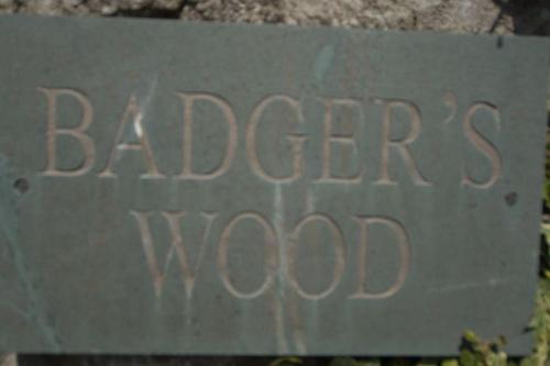 um sinal para uma barbearia com as palavras "madeira de barbeiro" em Badgers Wood em Buxton
