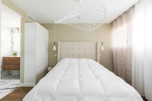 een slaapkamer met een groot wit bed in een kamer bij Vue mer exceptionnelle, appartement unique de luxe in Cannes