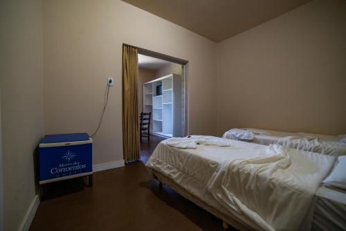 a room with two beds and a blue box at Hotel Morro dos Conventos in Araranguá