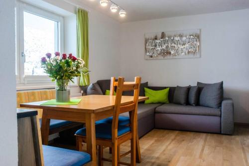 ein Wohnzimmer mit einem Tisch und einem Sofa in der Unterkunft Frieda Höllrigl in Sautens