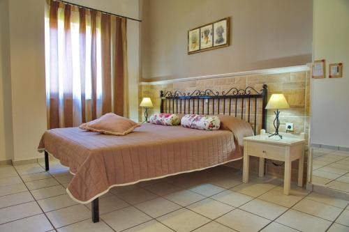 Una cama o camas en una habitación de Maria Rousse