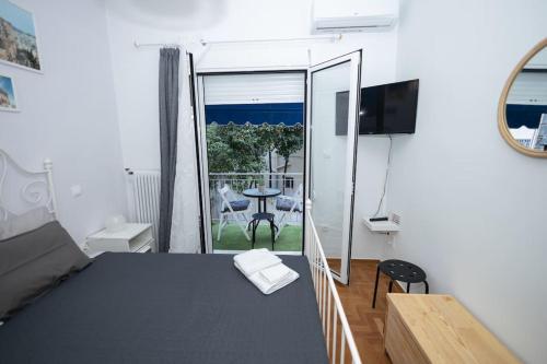 Camera con letto e balcone con tavolo. di ΑΙΘΡΑ Suite ad Atene