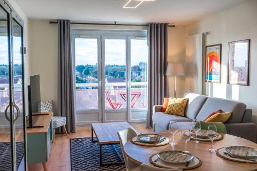 un salon avec un canapé et une table dans l'établissement T2 de standing climatisé avec parking privé, Tram T2 T5, Hôpitaux est, à Bron