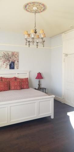 查塔努加的住宿－The Mayor's Mansion Inn，客房内的白色床和红色枕头