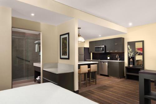 a large kitchen with a counter and a kitchen island at Hyatt Place Monterrey Valle in Monterrey