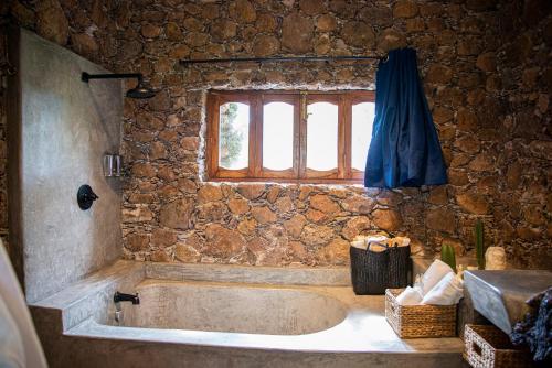 Ένα μπάνιο στο Nirvana Restaurant & Retreat