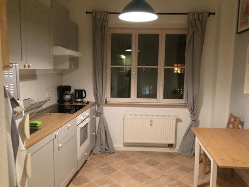 cocina con fregadero, ventana y mesa en Apartment mit 2 Schlafzimmern in Dresdner Neustadt en Dresden