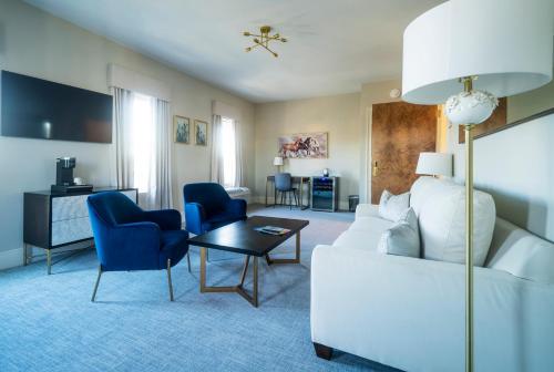 TV a/nebo společenská místnost v ubytování Orange Inn Boutique Hotel