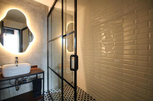 メキシコシティにあるCómodo y lujoso LOFT 1のバスルーム(洗面台、鏡付)