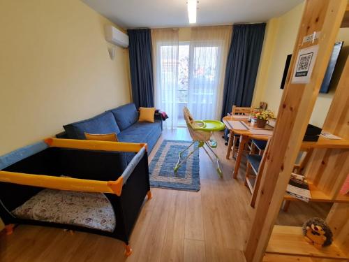 un soggiorno con un divano blu e un tavolo di Riverpark Holiday Apartment, Sandanski a Sandanski