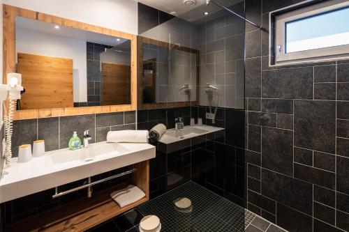 a bathroom with two sinks and a mirror at Luxapart Haus 2 in Ladis