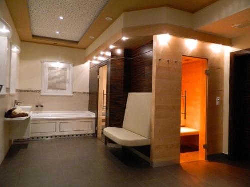 ein Badezimmer mit einer Badewanne, einem WC und einem Waschbecken in der Unterkunft Martins Comfort Appartement in Assling