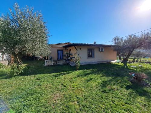 a house in a field with a yard at Casa nel verde a Monterotondo in Cretone