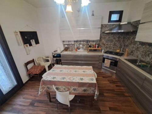 a kitchen with a table and a kitchen with a counter at Casa nel verde a Monterotondo in Cretone