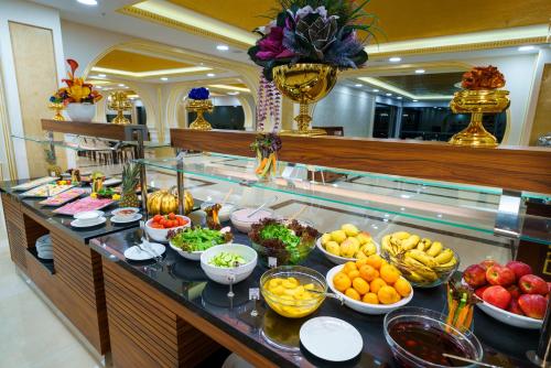 Una línea de buffet con muchas frutas y verduras diferentes en Ramada Plaza by Wyndham Silivri, en Silivri