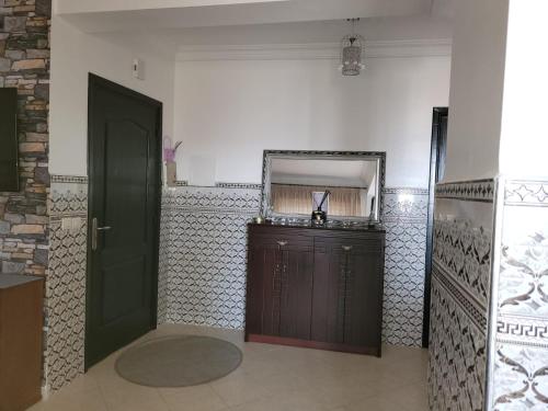 Majoituspaikan Elegant 2-bedroom Tangiers City Appartment with Beautiful Terrace keittiö tai keittotila