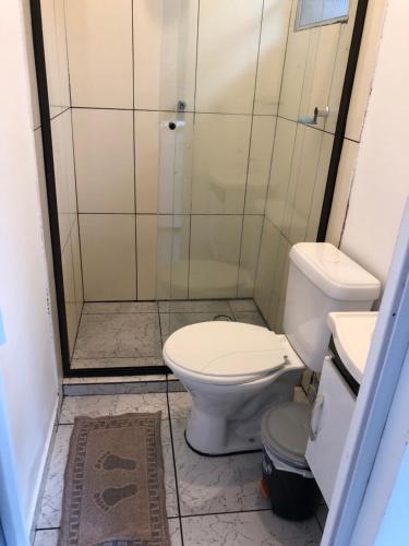 La salle de bains est pourvue d'une douche et de toilettes. dans l'établissement Kitnet do Costa Praia do Pereque Guaruja!!!, à Guarujá