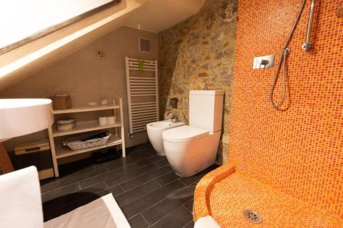 y baño con aseo, lavabo y ducha. en Appartamento Ai Due Pioppi, en Lucca