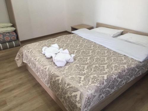 ein Schlafzimmer mit einem Bett mit Handtüchern darauf in der Unterkunft Пансионат "Скиф-Мурок" in Bosteri