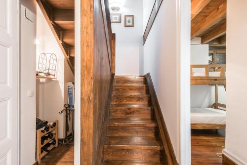 uma escada numa pequena casa com pisos de madeira em Mont dera Solana by Totiaran em Naut Aran