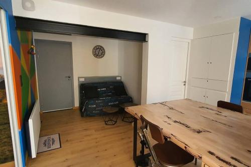 Cette chambre dispose d'une table en bois et d'une cheminée. dans l'établissement La Perle du Sancy, à La Bourboule