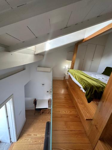 a room with a bed and a desk in it at Guimarães Studios Lounge in Guimarães