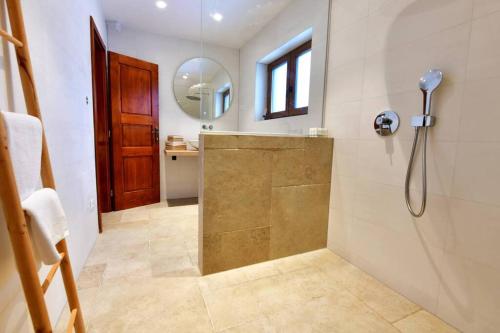 uma casa de banho com um chuveiro e um espelho. em House Boshanar em Drežnik Grad