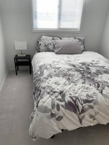 Postel nebo postele na pokoji v ubytování Cozy Home