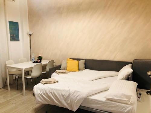 um quarto com uma cama e uma mesa com cadeiras em Lovely 2 room apartment with small garden em Milão