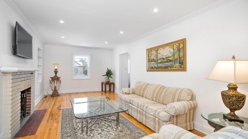 Charming cottage 3 BR, 2.5 BATH, free parking in Montreal