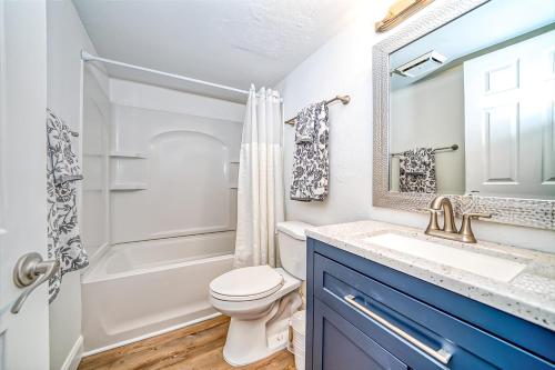 een badkamer met een toilet, een wastafel en een douche bij Belleair Beach Club 212 in Clearwater Beach