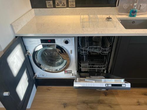 Dapur atau dapur kecil di Superb 2 bed Apartment Great location