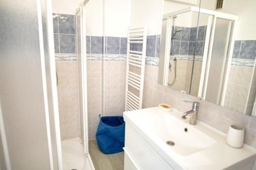 une salle de bain avec un lavabo et une douche dans l'établissement Ref MARCO - 2p Mandelieu, à Mandelieu-la-Napoule