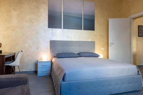 una camera con letto, scrivania e letto Sidx Sidx Sidx di Leader Apartment 1 a Milano