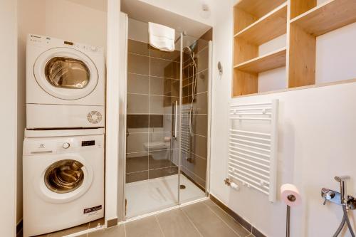 uma lavandaria com máquina de lavar e secar roupa em LE SAPHIR em Annecy