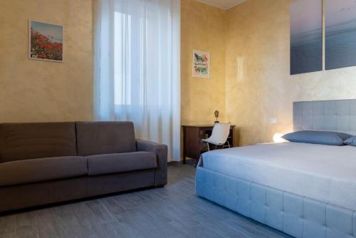 ミラノにあるLeader Apartment 1のベッドルーム(ベッド1台、ソファ付)