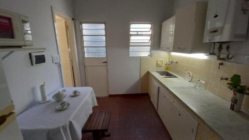 cocina con fregadero y encimera en Departamento Amplio 3 ambientes - Belgrano en Buenos Aires
